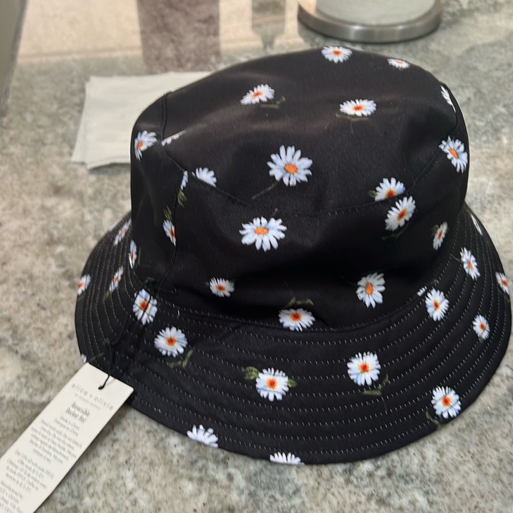 Reversible bucket hat NWT